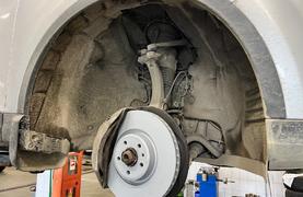 Audi Q7 замена передних тормозных дисков и колодок